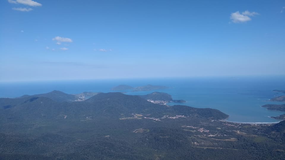 Vista aérea da Mata Atlântica e do mar de Ubatuba
